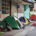 Migrantes permanecen en carpas en una calle de Tapachula (México). EFE/Juan Manuel Blanco