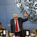 El presidente de México, Andrés Manuel López Obrador, en compañía del secretario de la Defensa Nacional, Luis Cresencio Sandoval (i), y el comandante de la Fuerza Aérea Mexicana, Bertín Hernández (d). Imagen de archivo. EFE/ Sáshenka Gutiérrez