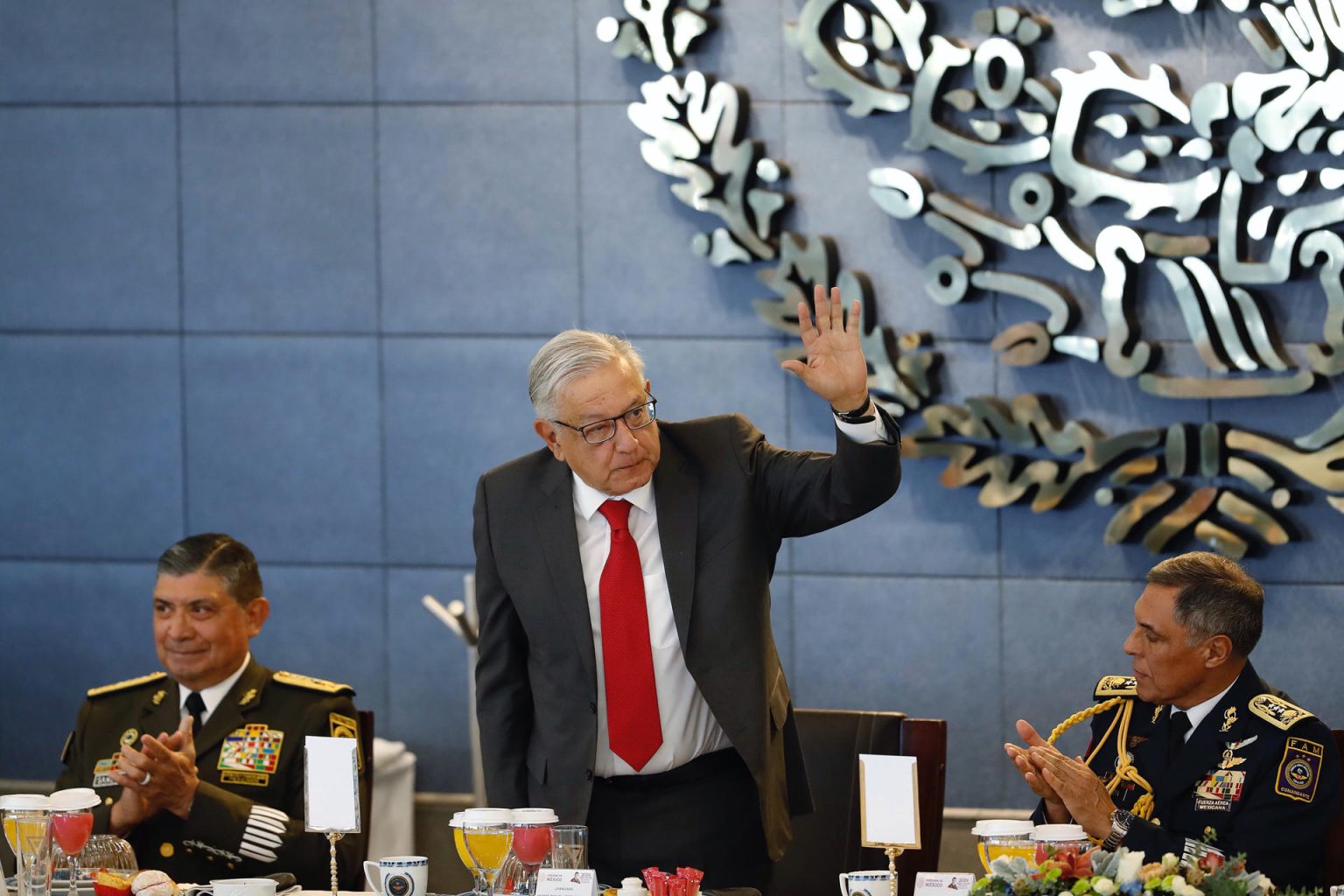 El presidente de México, Andrés Manuel López Obrador, en compañía del secretario de la Defensa Nacional, Luis Cresencio Sandoval (i), y el comandante de la Fuerza Aérea Mexicana, Bertín Hernández (d). Imagen de archivo. EFE/ Sáshenka Gutiérrez