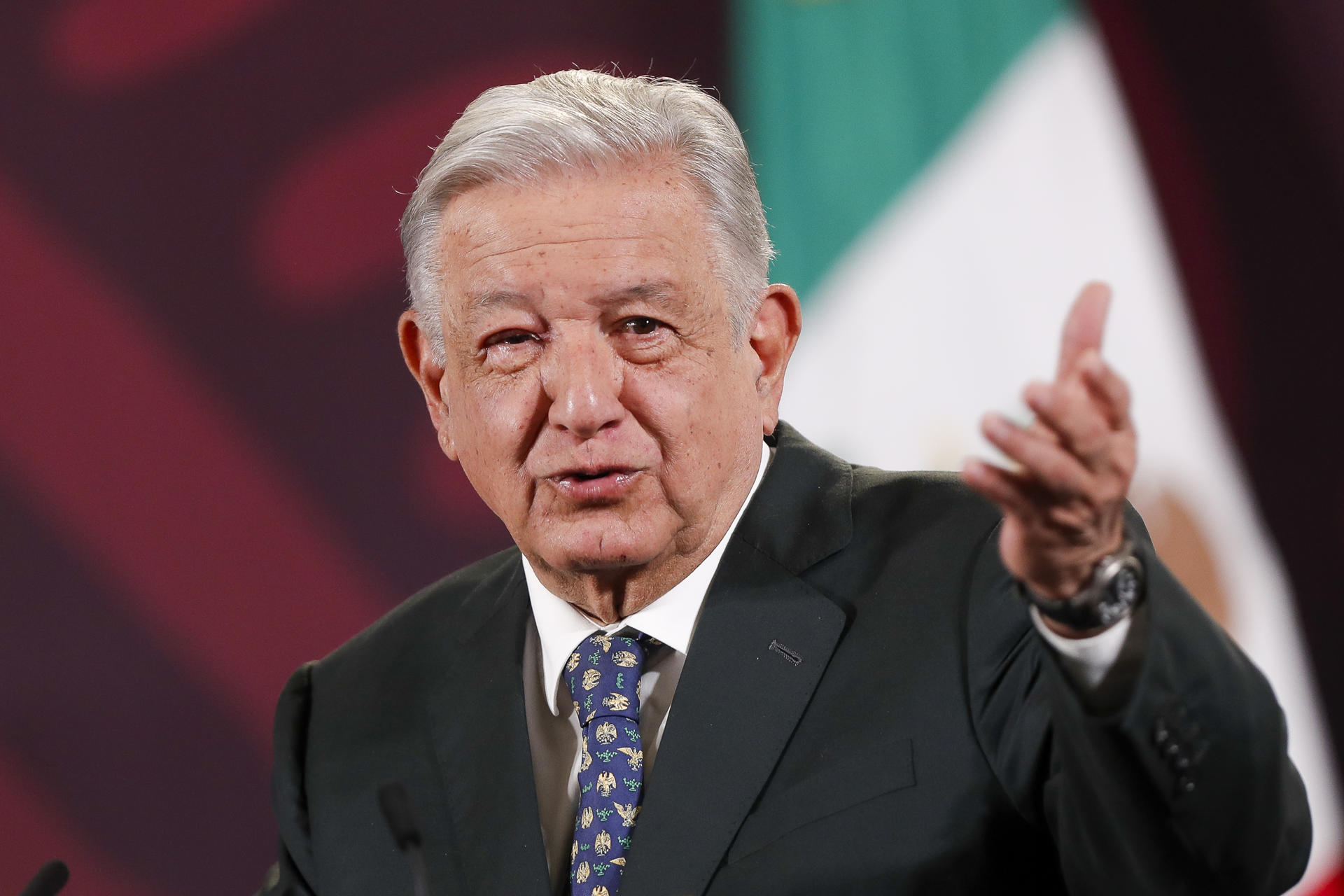 El presidente de México Andrés Manuel López Obrador habla durante una conferencia de prensa matutina hoy, en Palacio Nacional de la Ciudad de México (México). EFE/ Isaac Esquivel
