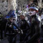 Jóvenes participan en el cierre del Carnaval de Xinacates este martes, por calles de la localidad de San Nicolás de los Ranchos, Puebla (México). EFE/Hilda Ríos