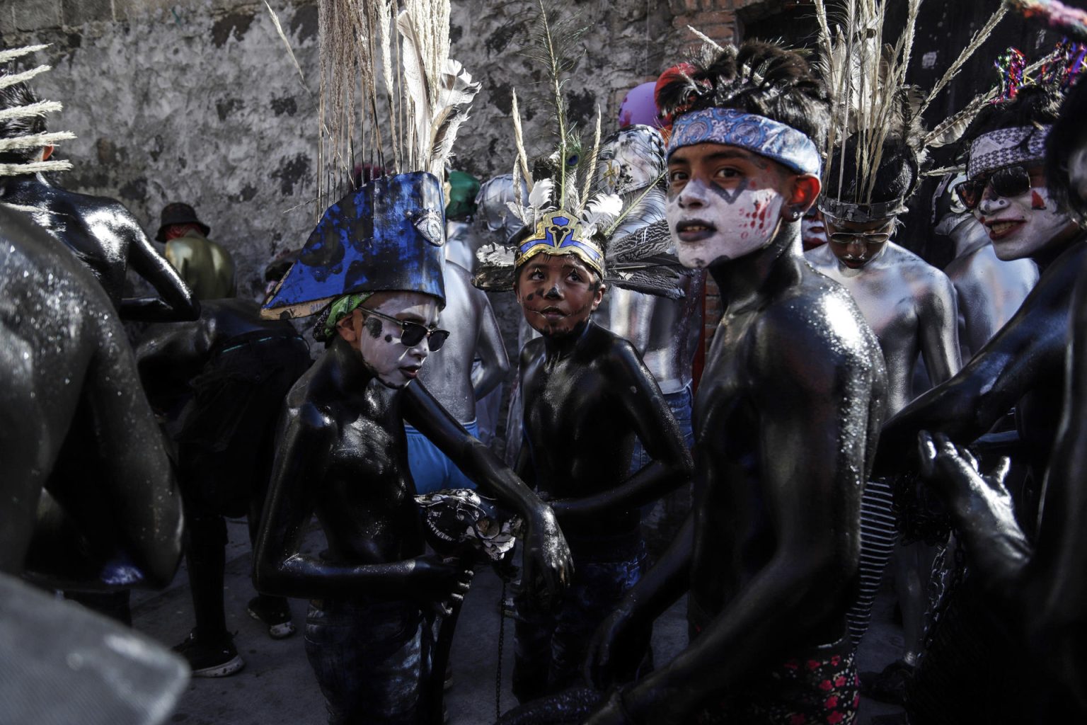 Jóvenes participan en el cierre del Carnaval de Xinacates este martes, por calles de la localidad de San Nicolás de los Ranchos, Puebla (México). EFE/Hilda Ríos