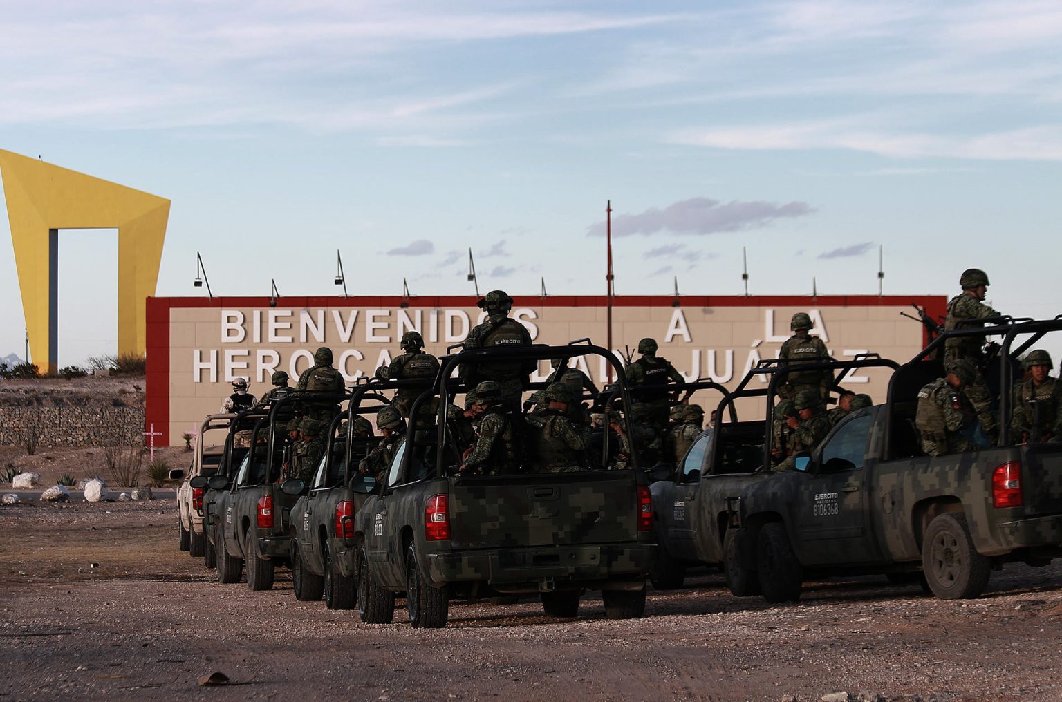 Personal del Ejercito Mexicano realizan labores de vigilancia hoy, en Ciudad Juárez (México). EFE/Luis Torres