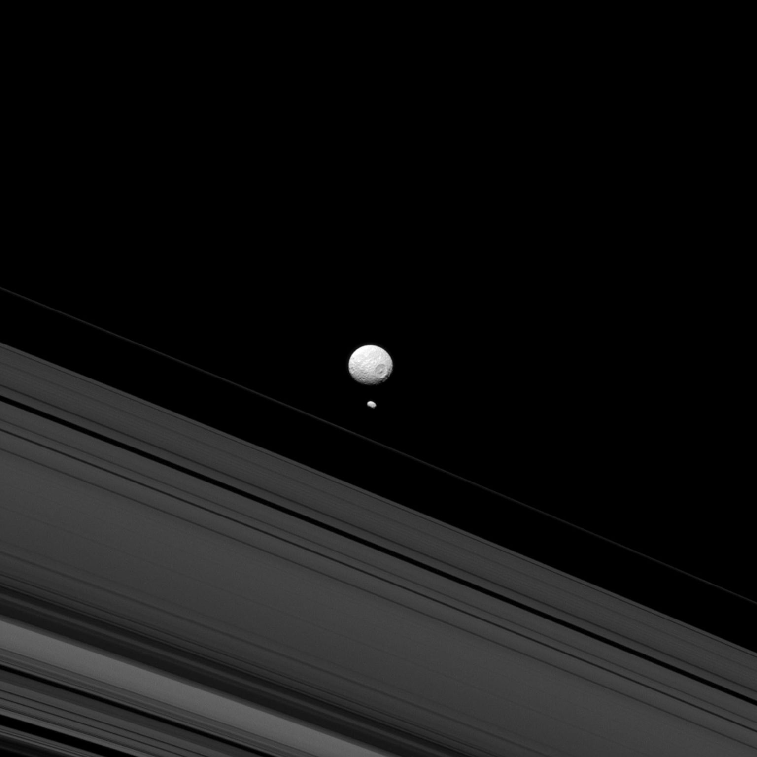 Fotografía de archivo facilitada por la NASA tomada por la sonda Cassini que muestra las lunas de Saturno, Mimas (arriba) y Pandora (abajo). EFE/Nasa/CRÉDITO OBLIGATORIO/SÓLO USO EDITORIAL