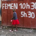 Una mujer cruza una barrera a la entrada de un barrio en Puerto Príncipe (Haití). EFE/ Johnson Sabin