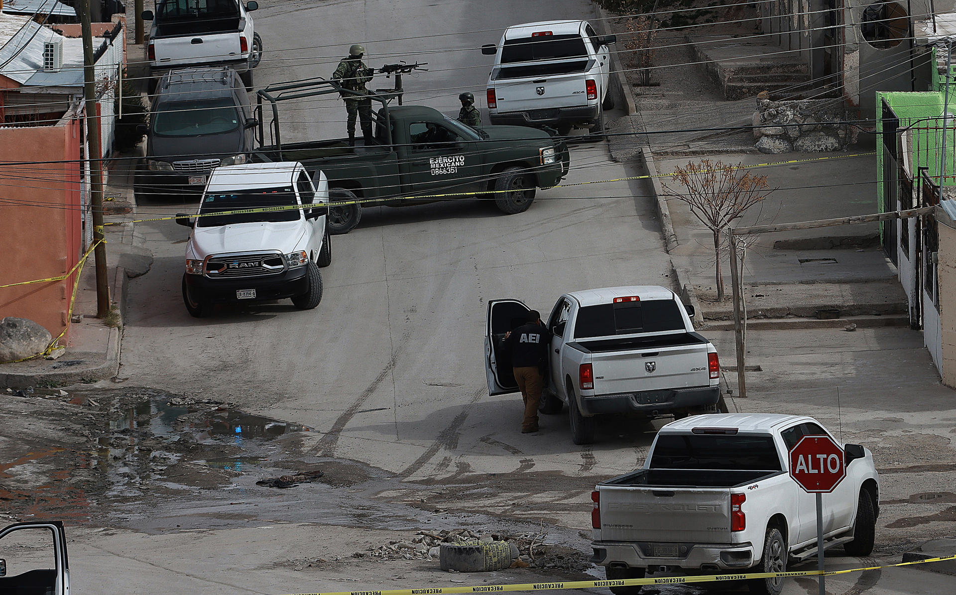 Integrantes del Ejército mexicano resguardan la zona donde se localizaron dos cuerpos en una fosa clandestina el 16 de febrero de 2024, en Ciudad Juárez, estado de Chihuahua (México). EFE/Luis Torres
