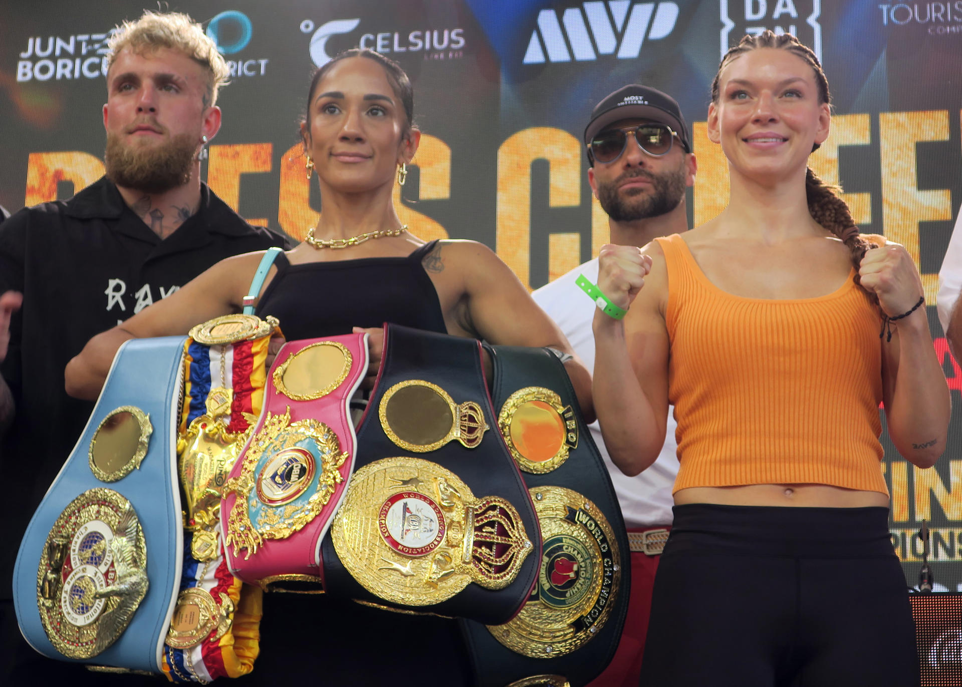 La boxeadora puertorriqueña Amanda Serrano (i) y la alemana Nina Meinke (d) posan durante una rueda de prensa previo al combate en la categoría peso pluma este jueves, en San Juan (Puerto Rico). EFE/ Jorge Muñiz
