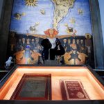 Vista de la "Constitución Política de los Estados Unidos Mexicanos de 1917" en el salón Iberoamericano, del edificio de la Secretaría de Educación Pública, en Ciudad de México. EFE/José Méndez