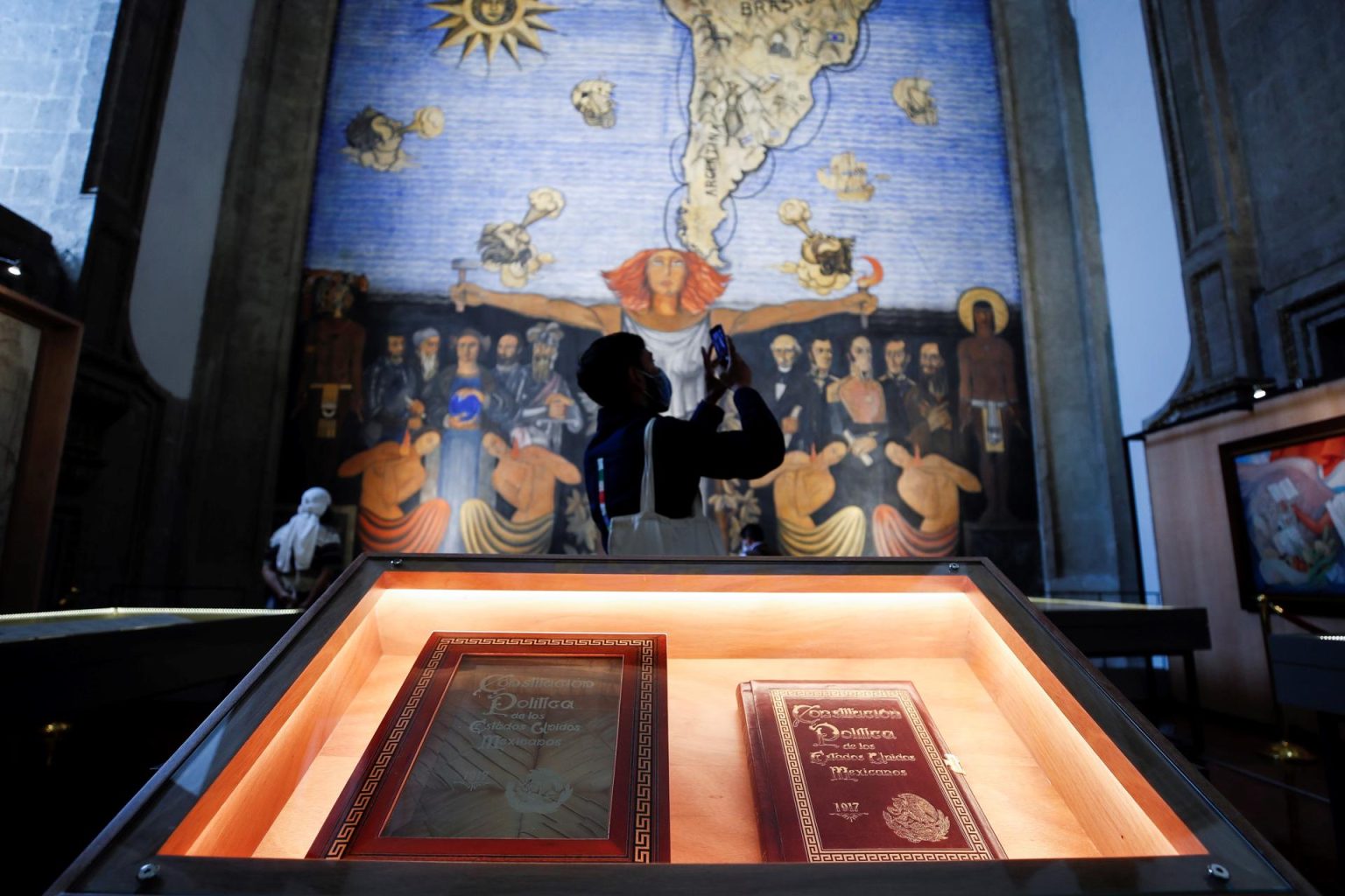 Vista de la "Constitución Política de los Estados Unidos Mexicanos de 1917" en el salón Iberoamericano, del edificio de la Secretaría de Educación Pública, en Ciudad de México. EFE/José Méndez