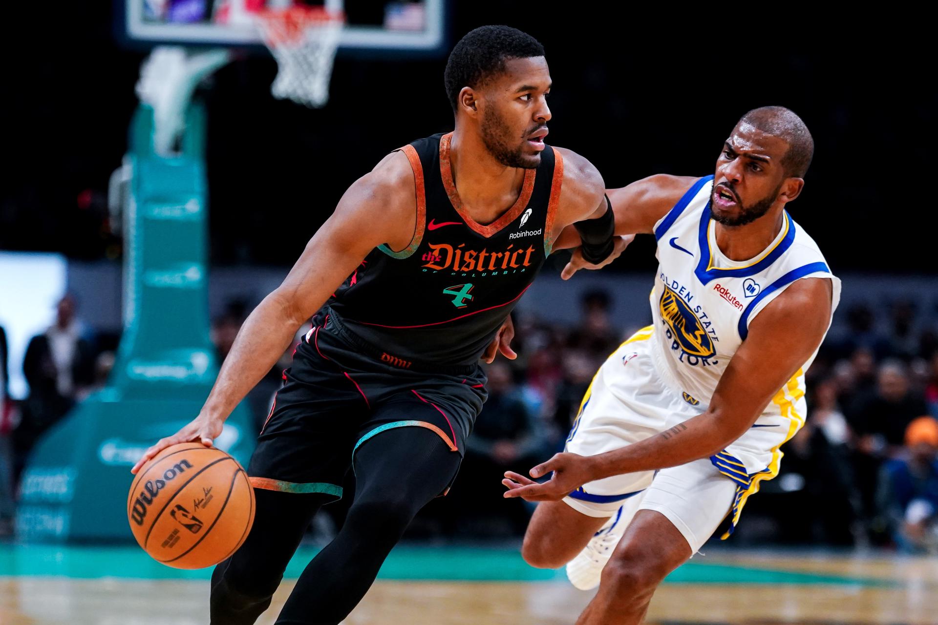 Jared Butler (i) de los Washington Wizards y Chris Paul de los Golden State Warriors en acción. EFE/EPA/WILL OLIVER
