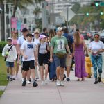 Turistas pasean el lunes 19 de febrero de 2024 en la turística calle de Ocean Drive, en Miami Beach, Florida (EE.UU.). EFE/ Antoni Belchi