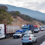 Transportistas bloquean este jueves una carretera este jueves en el municipio de San Cristóbal de las Casas en Chiapas (México). EFE/Carlos López