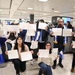 Fotografía de archivo del 3 de febrero de 2023 donde aparecen unas personas sosteniendo hojas con los nombres de los presos políticos nicaragüenses, expulsados de su país, mientras esperan su llegada en el aeropuerto de Dulles, Virginia (EE. UU). EFE/Octavio Guzmán