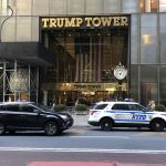 Fotografía de archivo del 3 de abril de 2023 donde aparece una patrulla policial estacionada frente a la puerta principal de la Torre Trump en Manhattan, Nueva York (EE.UU). EFE/Javier Otazu