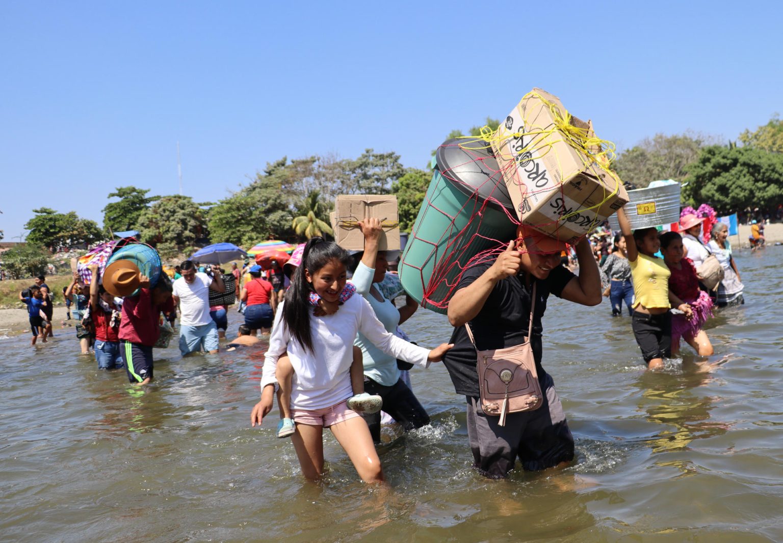 Guatemaltecos cruzan el río Suchiate este viernes, en ciudad Hidalgo en el estado de Chiapas (México). EFE/Juan Manuel Blanco