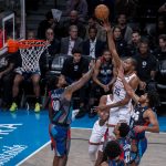 Kevin Durant (c) salta a la canasta sobre la marca de Royce O'Neale (i) de los Nets hoy, durante un partido de baloncesto de la NBA entre Brooklyn Nets y Phoenix Suns, disputado en el pabellón deportivo multiusos Barclays Center en el barrio de Prospect Heights, Brooklyn, Nueva York (EE.UU.). EFE/ Ángel Colmenares