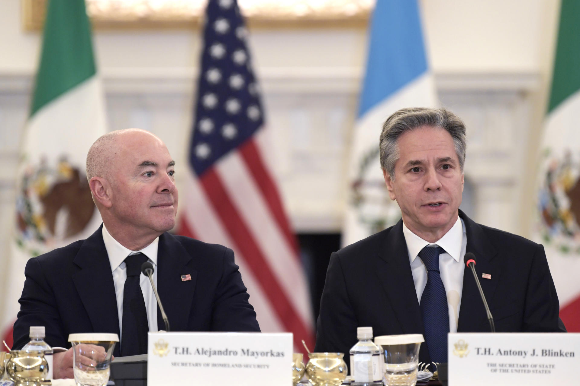 El secretario de Estado de EE.UU., Antony Blinken (d), junto al secretario de Seguridad Nacional, Alejandro Mayorkas (i), habla durante una reunión trilateral entre Estados Unidos, México y Guatemala, este miércoles en la sede del Departamento de Estado, en Washington (EE.UU.). EFE/ Lenin Nolly
