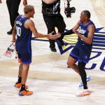 El guardia del equipo Jalen, Jalen Williams (d), celebra con el delantero Jeremy Sochan (i) después de derrotar al equipo Detlef durante el partido de campeonato de la NBA All-Star 2024 Panini Rising Stars en Gainbridge Fieldhouse en Indianápolis, Indiana, EE.UU., 16 de febrero de 2024. EFE/EPA/BRIAN SPURLOCK