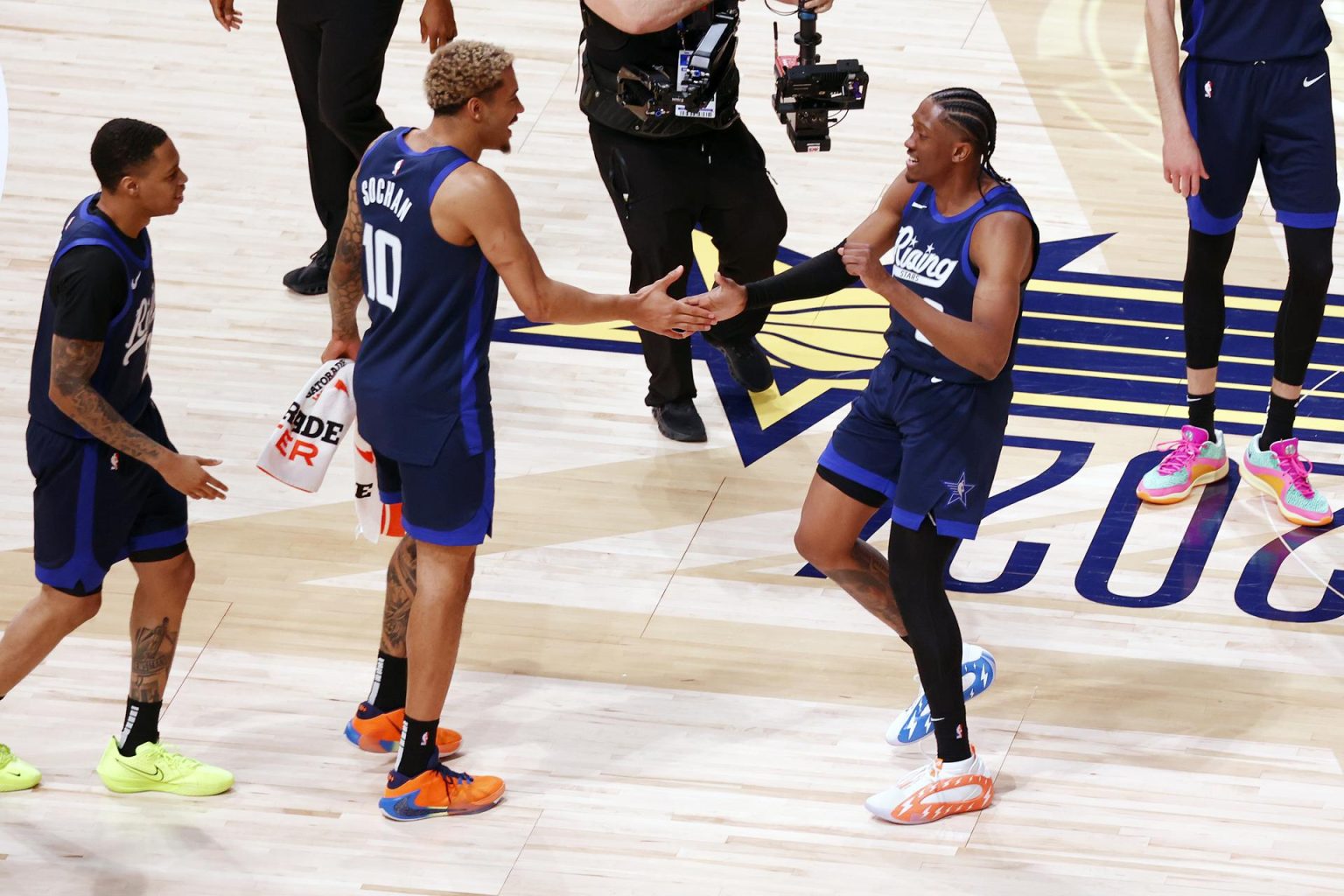 El guardia del equipo Jalen, Jalen Williams (d), celebra con el delantero Jeremy Sochan (i) después de derrotar al equipo Detlef durante el partido de campeonato de la NBA All-Star 2024 Panini Rising Stars en Gainbridge Fieldhouse en Indianápolis, Indiana, EE.UU., 16 de febrero de 2024. EFE/EPA/BRIAN SPURLOCK