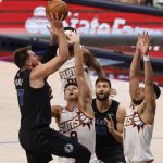 El esloveno Luka Doncic (i), base estrella de los Mavericks de Dallas, fue registrado este jueves, 22 de febrero, al atacar el aro que defienden los Suns de Phoenix, durante un partido de la NBA, en Dallas (Texas, EE.UU.). EFE/Adam Davis