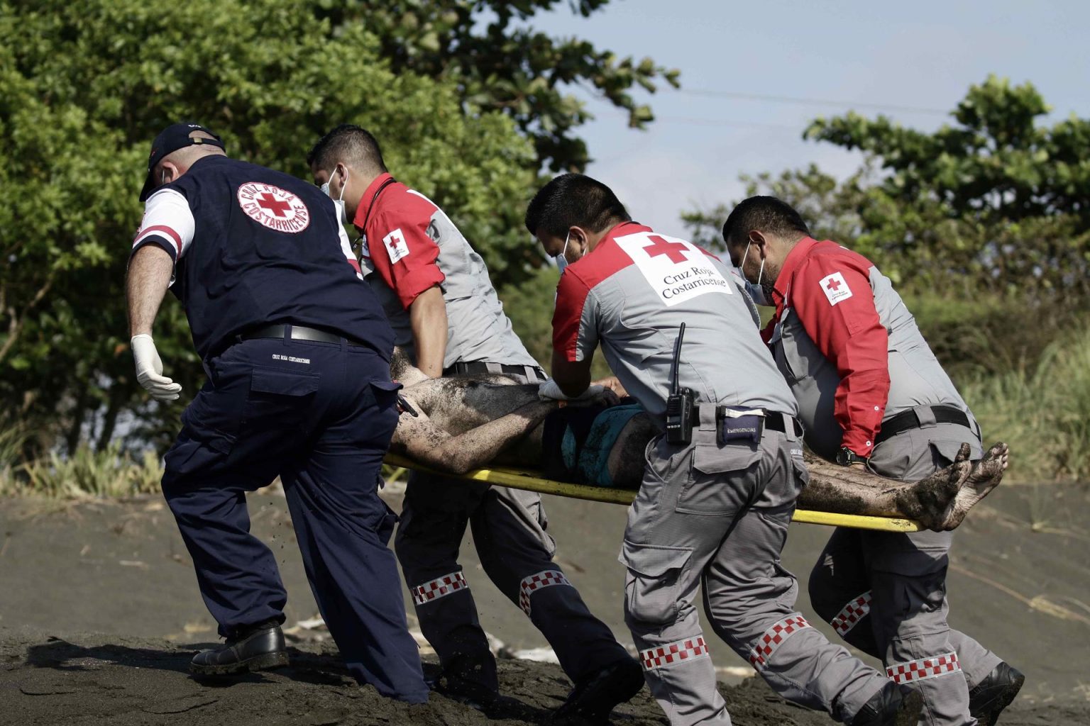 Un portavoz de la Cruz Roja dijo a EFE que atendió a los 7 migrantes que lograron salir del río por sus propios medios, pero ninguno necesitó traslado a un centro médico y hay dos desaparecidas. Fotografía de archivo. EFE/Jeffrey Arguedas