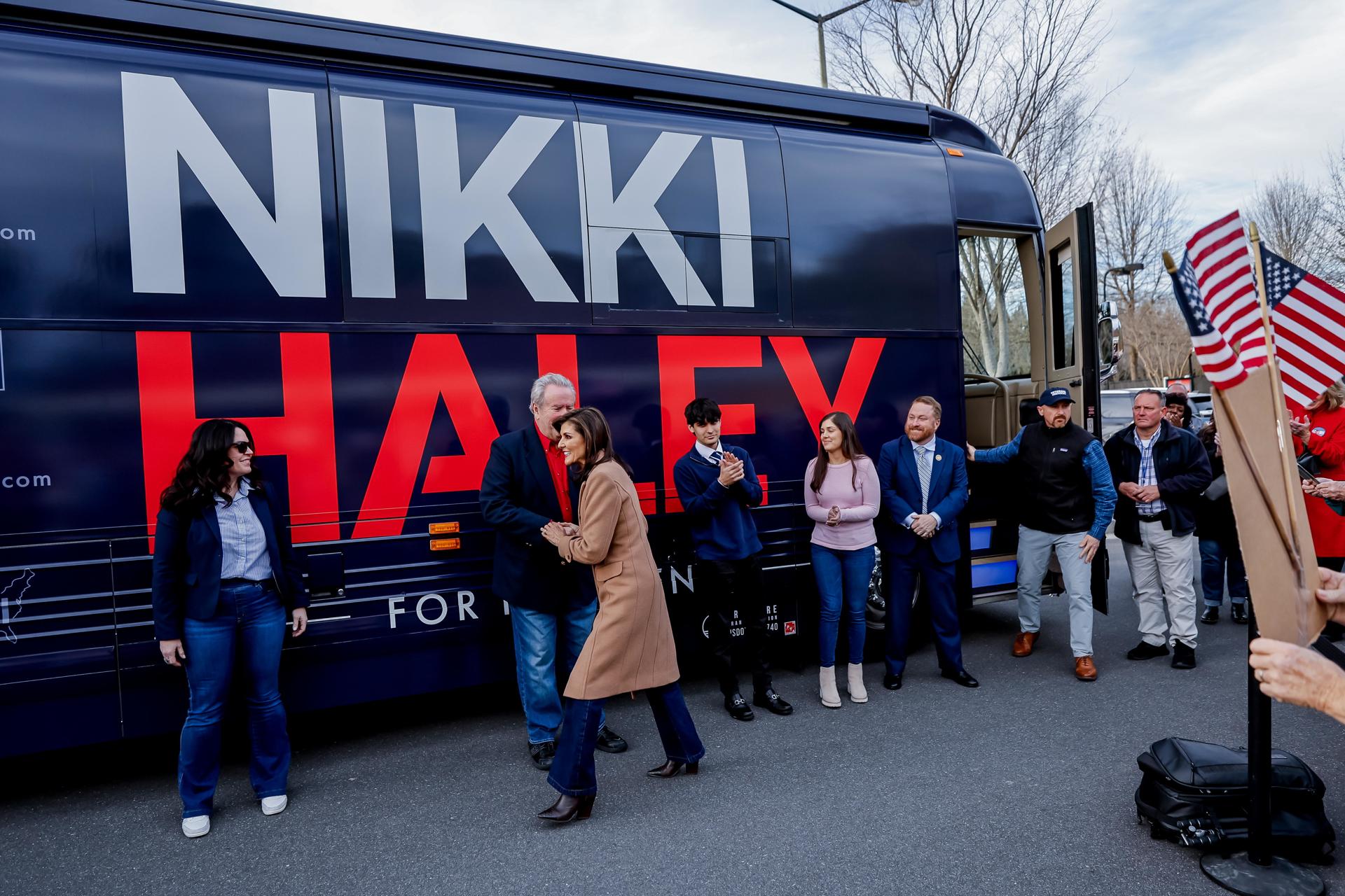 La precandidata republicana a la presidencia de Estados Unidos, Nikki Haley (c-d), fue registrada este domingo, 18 de febrero, durante un acto de campaña, en Fort Mill (Carolina del Sur, EE.UU.). EFE/rij S. Lesser
