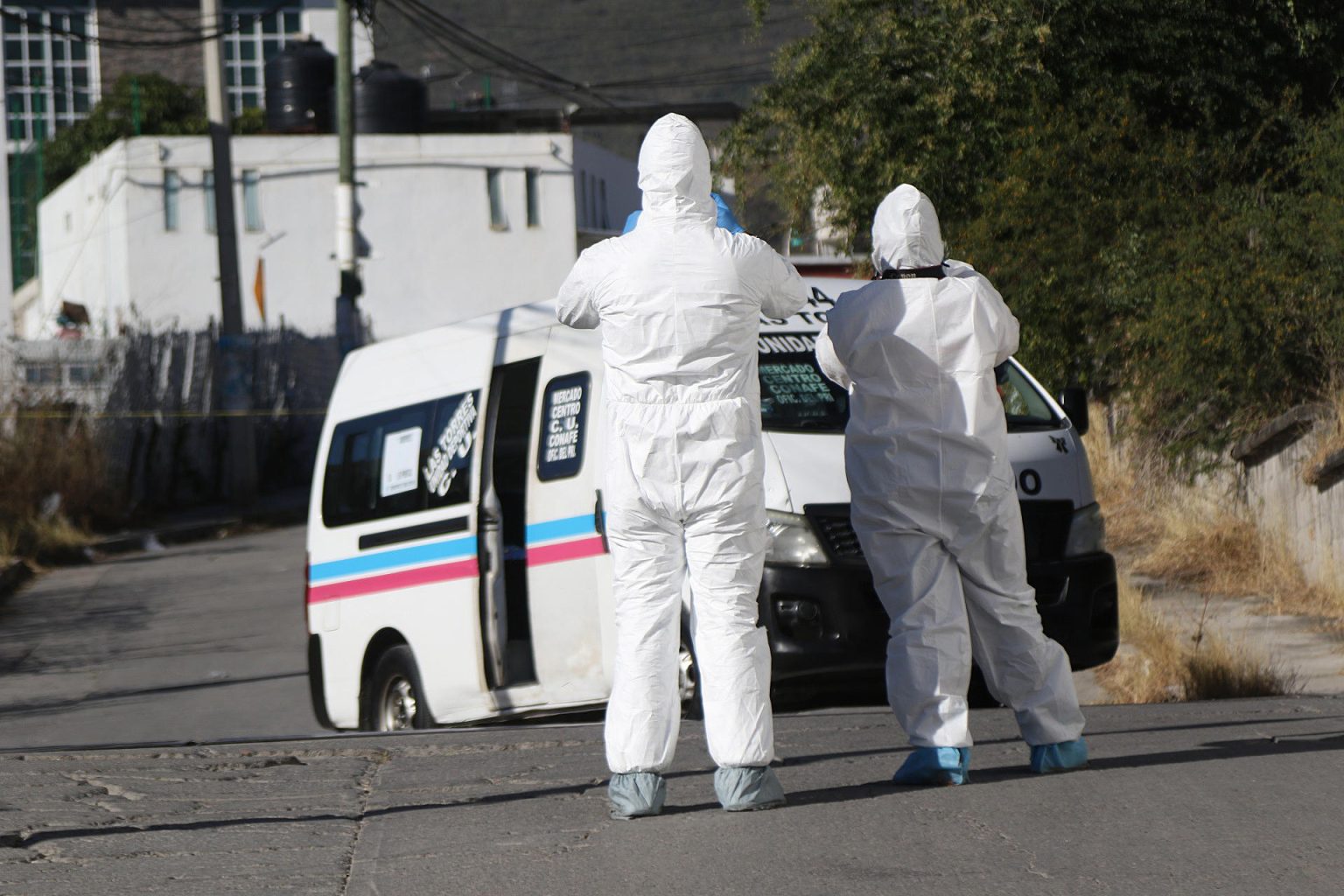 Peritos forenses recaban información en la zona donde fue asesinado un conductor de transporte público hoy, en el municipio de Chilpancingo en el estado de Guerrero (México). EFE/José Luis de la Cruz