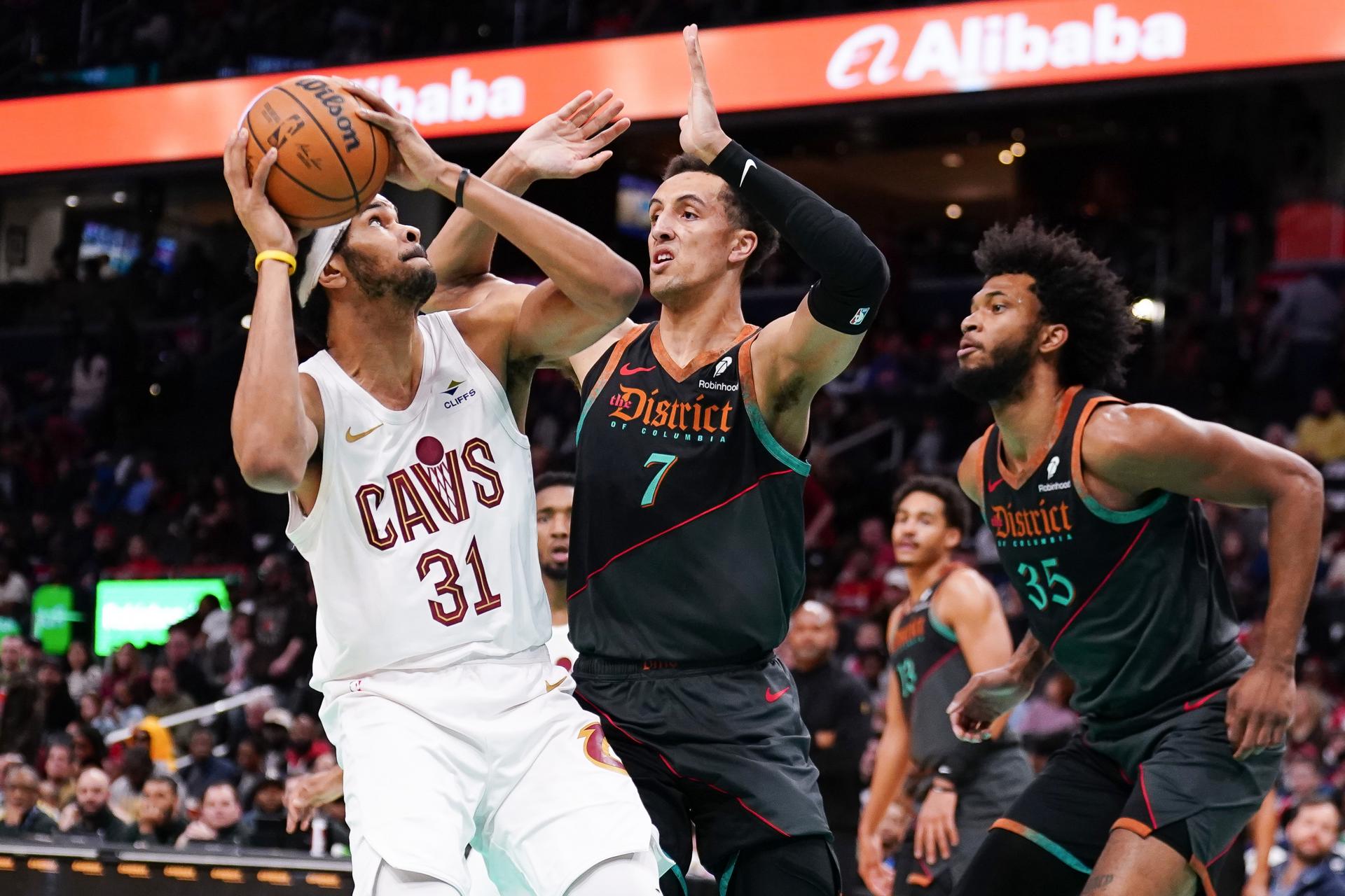 De los Wizards Patrick Baldwin Jr. (c) y Marvin Bagley III (d) con Jarrett Allen (i) de los Cleveland Cavaliers. EFE/EPA/WILL OLIVER
