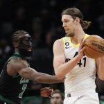 El jugador de baloncesto Kelly Olynyk (d), que cambia a los Utah Jazz por los Toronto Raptors, en una fotografía de archivo. EFE/ Cj Gunther