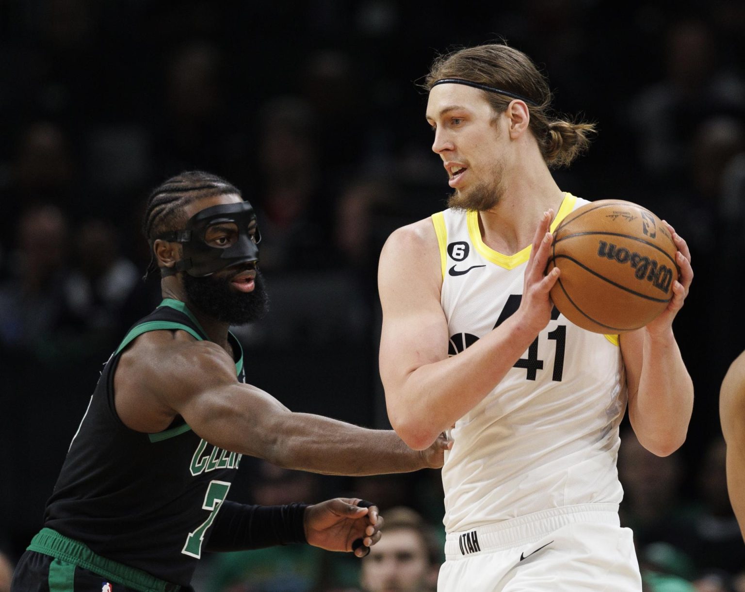 El jugador de baloncesto Kelly Olynyk (d), que cambia a los Utah Jazz por los Toronto Raptors, en una fotografía de archivo. EFE/ Cj Gunther