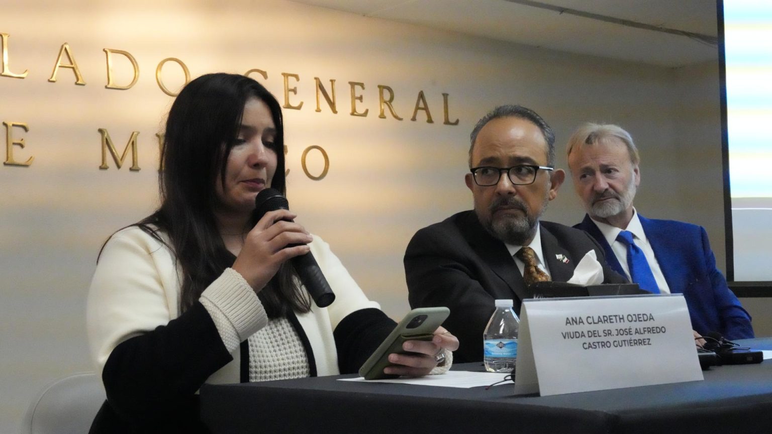 La psicóloga mexicana Ana Clareth Ojeda, lamenta la muerte de su marido José Alfredo Castro Gutiérrez, junto al cónsul de México en San Diego, Carlos González Gutiérrez (c), y el abogado de la familia, Eugene Iredale (d), durante una conferencia de prensa celebrada hoy viernes en la sede del consulado de México en San Diego, California. EFE/Manuel Ocaño