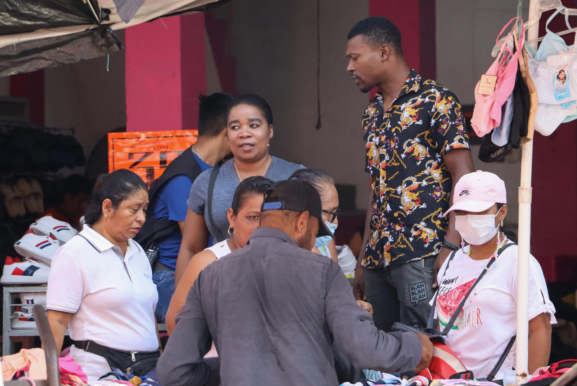 Migrantes realizan compras hoy, en la ciudad de Tapachula en el estado de Chiapas (México). EFE/Juan Manuel Blanco
