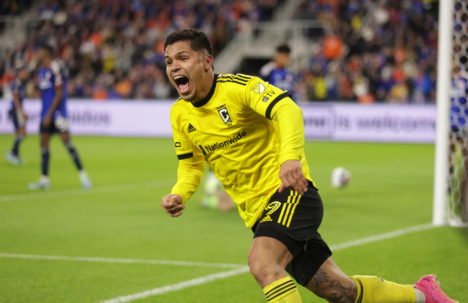 Fotografía de archivo, tomada el pasado 2 de diciembre, en la que se registró al delantero colombiano Juan Camilo 'Cucho' Hernández, al celebrar un gol que marcó para el club estadounidense de fútbol Columbus Crew, durante un partido de la MLS, en el estadio TQL, en Cincinnati (Ohio, EE.UU.). EFE/Mark Lyons
