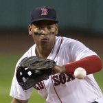 Fotografía de archivo en la que se registró al beisbolista dominicano Rafael Devers, tercera base de los Medias Rojas de Boston, durante un partido de la MLB, en el estadio Fenway Park, en Boston (Massachusetts, EE.UU.). EFE/CJ Gunther