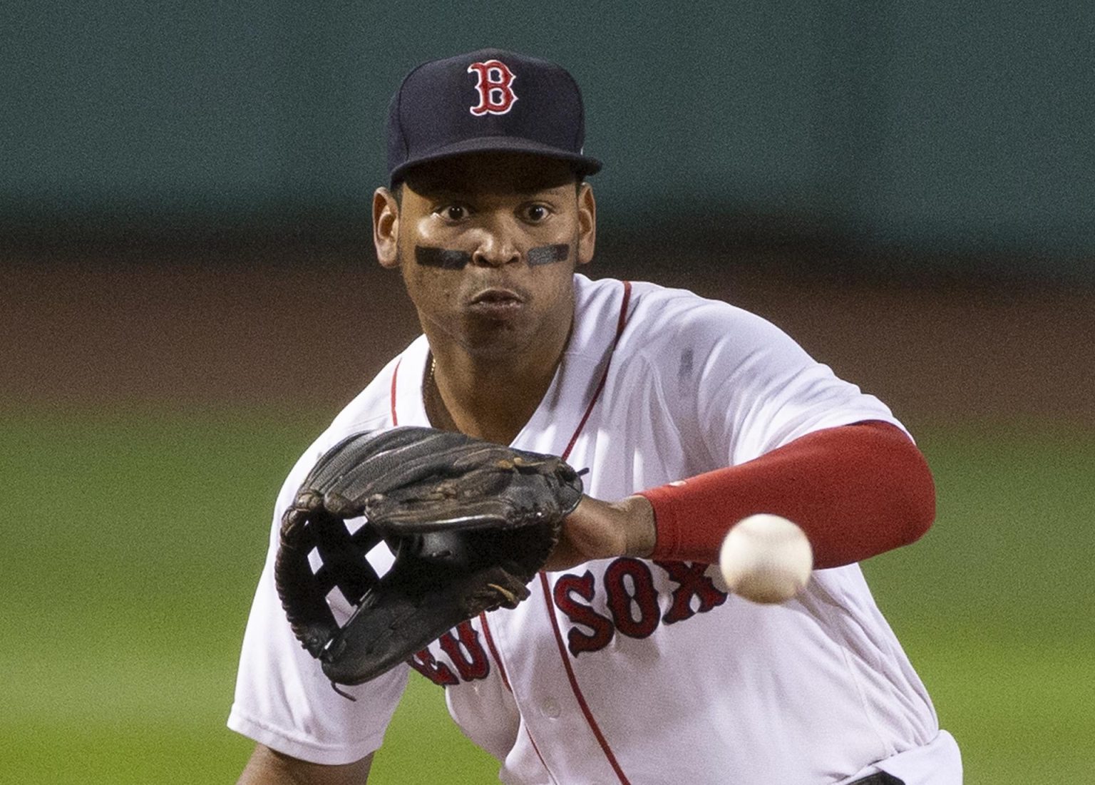 Fotografía de archivo en la que se registró al beisbolista dominicano Rafael Devers, tercera base de los Medias Rojas de Boston, durante un partido de la MLB, en el estadio Fenway Park, en Boston (Massachusetts, EE.UU.). EFE/CJ Gunther