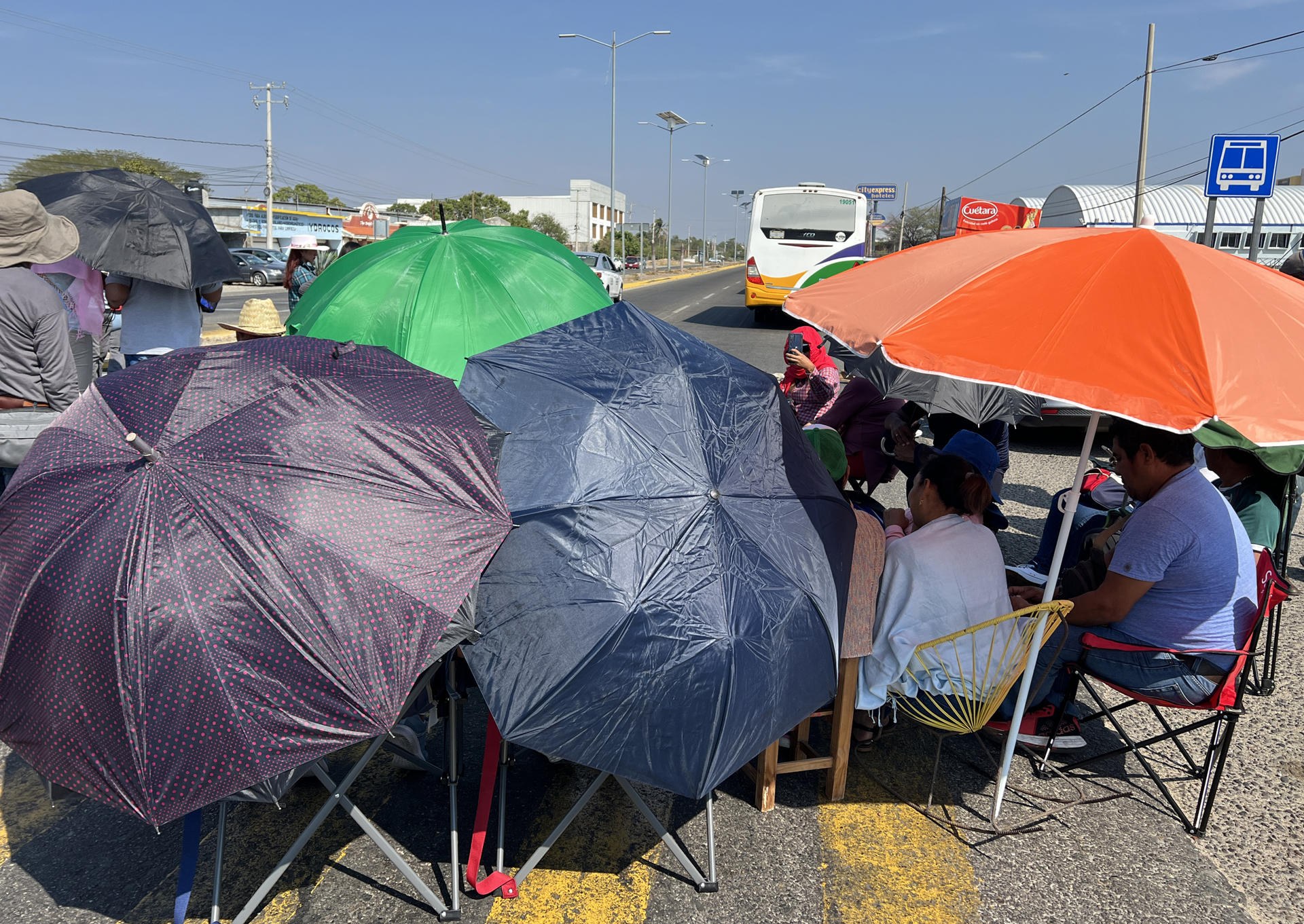 Un grupo de Maestros disidentes de la Coordinadora Nacional de los Trabajadores de la Educación (CNTE) bloquean una de las principales avenidas hoy lunes en la ciudad de Salina Cruz en Oaxaca (México). EFE/Jesús Méndez
