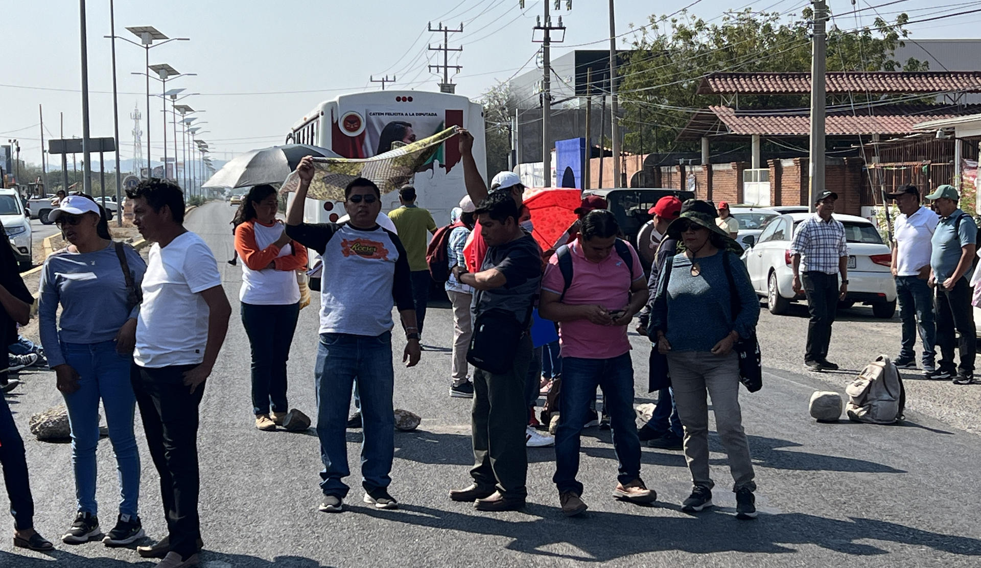 Un grupo de Maestros disidentes de la Coordinadora Nacional de los Trabajadores de la Educación (CNTE) bloquean una de las principales avenidas hoy lunes en la ciudad de Salina Cruz en Oaxaca (México). EFE/Jesús Méndez
