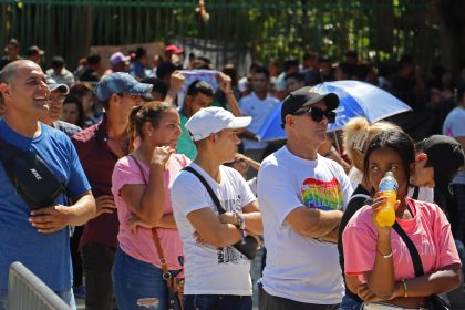 Migrantes esperan para recibir respuesta de sus trámites migratorios, este miércoles en Tapachula (México). EFE/Juan Manuel Blanco