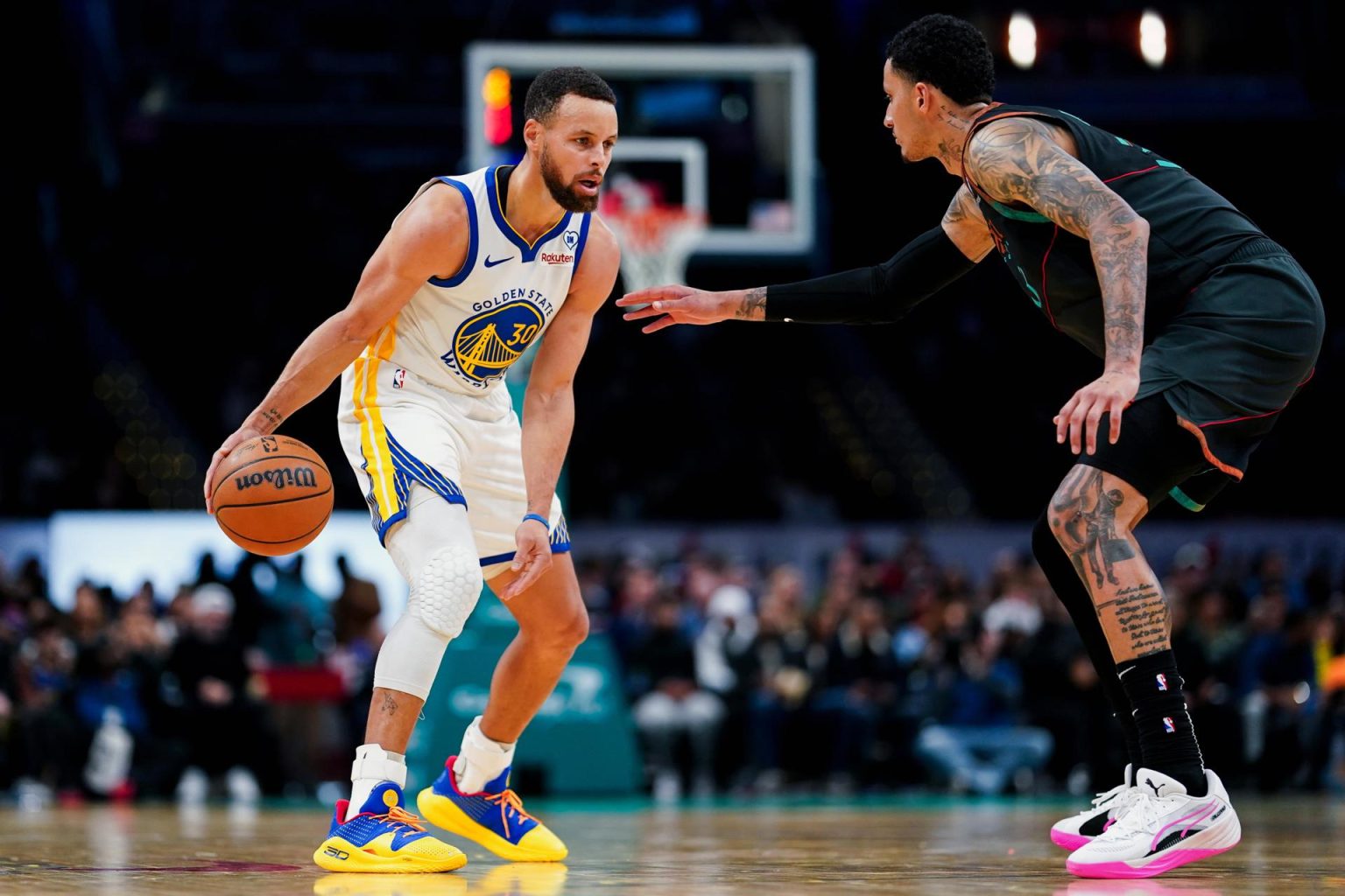 Kyle Kuzma (d) de los Washington Wizards y Stephen Curry (i) de los Golden State Warriors. EFE/EPA/WILL OLIVER