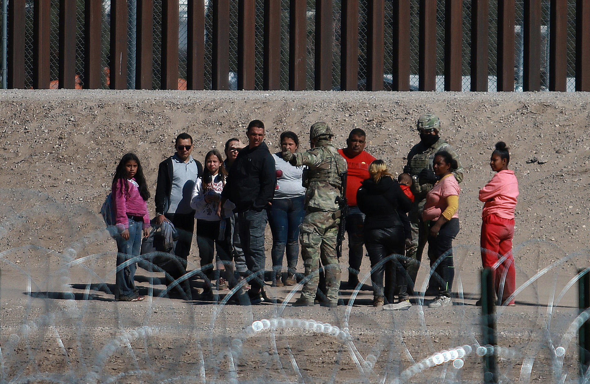 Integrantes de la Guardia Nacional de Estados Unidos impide el avance de migrantes que intentan cruzar la frontera con México este domingo, en Ciudad Juárez, estado de Chihuahua (México). EFE/Luis Torres
