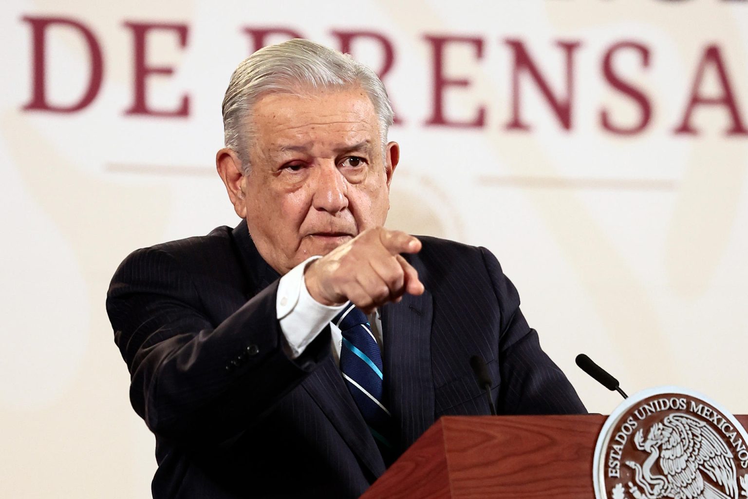 El presidente de México, Andrés Manuel López Obrador, habla durante su conferencia de prensa matutina hoy, en el Palacio Nacional en la Ciudad de México (México). EFE/ José Méndez