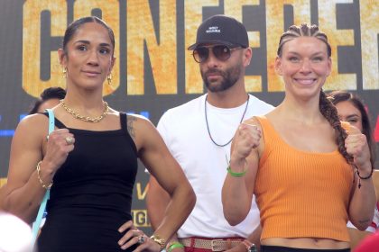 La boxeadora puertorriqueña Amanda Serrano (i) y la alemana Nina Meinke posan durante una rueda de prensa previo a su combate en la categoría peso pluma este jueves, en San Juan (Puerto Rico). EFE/ Jorge Muñiz