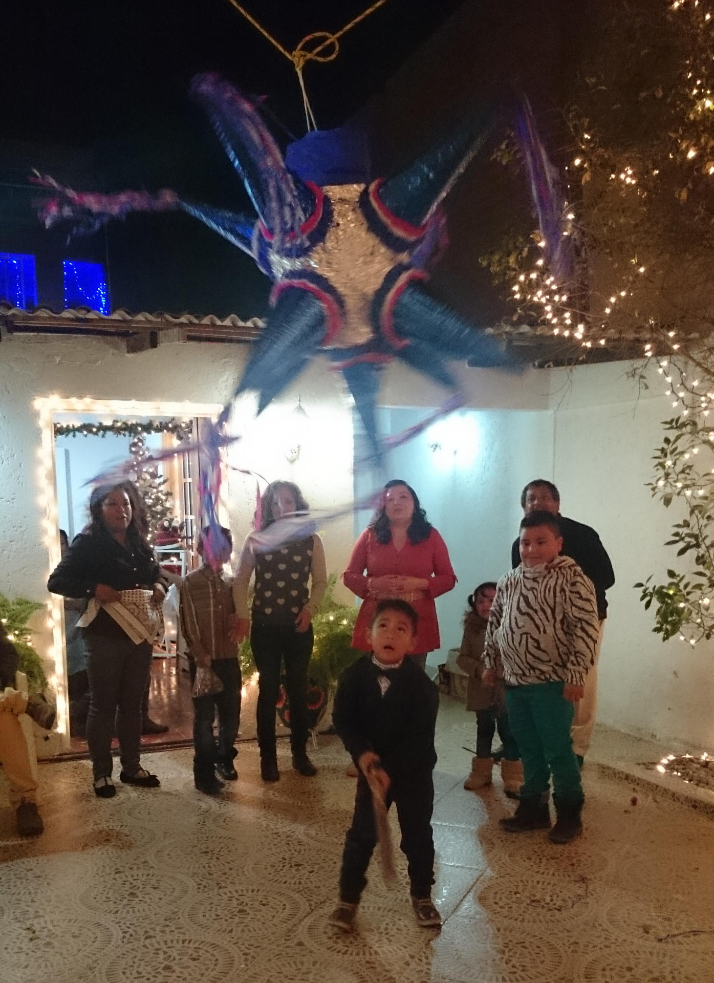 Fotografía de archivo que muestra a una familia durante una piñata en Ciudad de México (México). EFE/Mario Guzmán