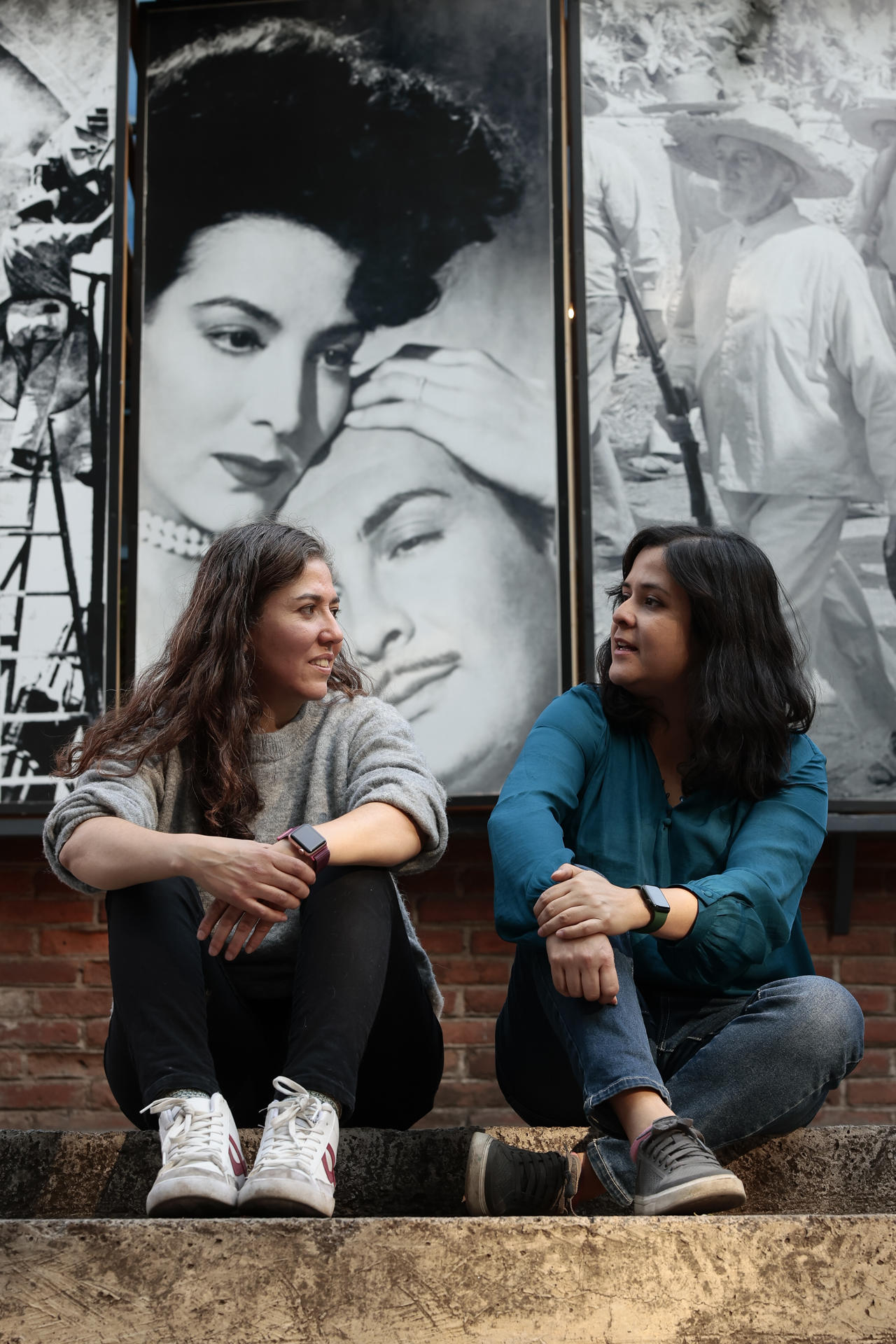 Las cineastas mexicanas Fernanda Valadez (i) y Astrid Rondero (d) posan durante una entrevista con EFE, el 15 de febrero de 2024, en la Ciudad de México (México). EFE/José Méndez
