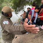 Estos migrantes, un grupo de 12 adultos y cinco menores acompañados, no pudieron avanzar por el frío y las fuertes corrientes, a la altura del lugar conocido como El Molcajete. Fotografía de archivo. EFE/Abrahan Pineda-Jacome