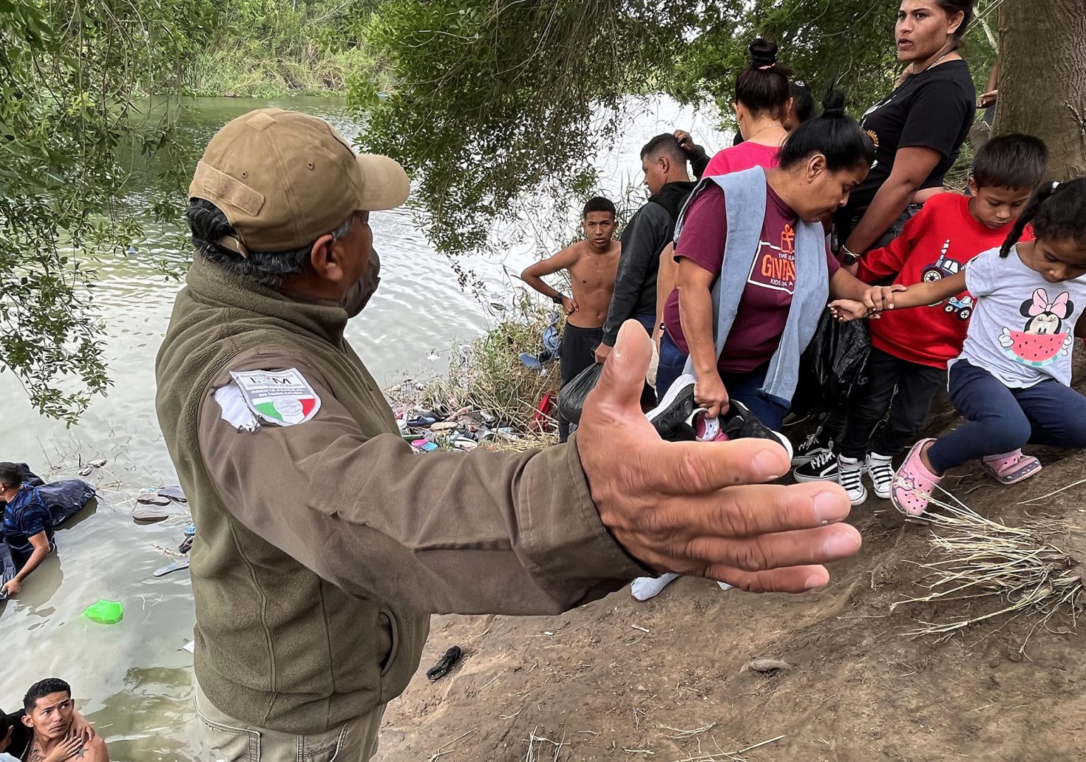 Estos migrantes, un grupo de 12 adultos y cinco menores acompañados, no pudieron avanzar por el frío y las fuertes corrientes, a la altura del lugar conocido como El Molcajete. Fotografía de archivo. EFE/Abrahan Pineda-Jacome