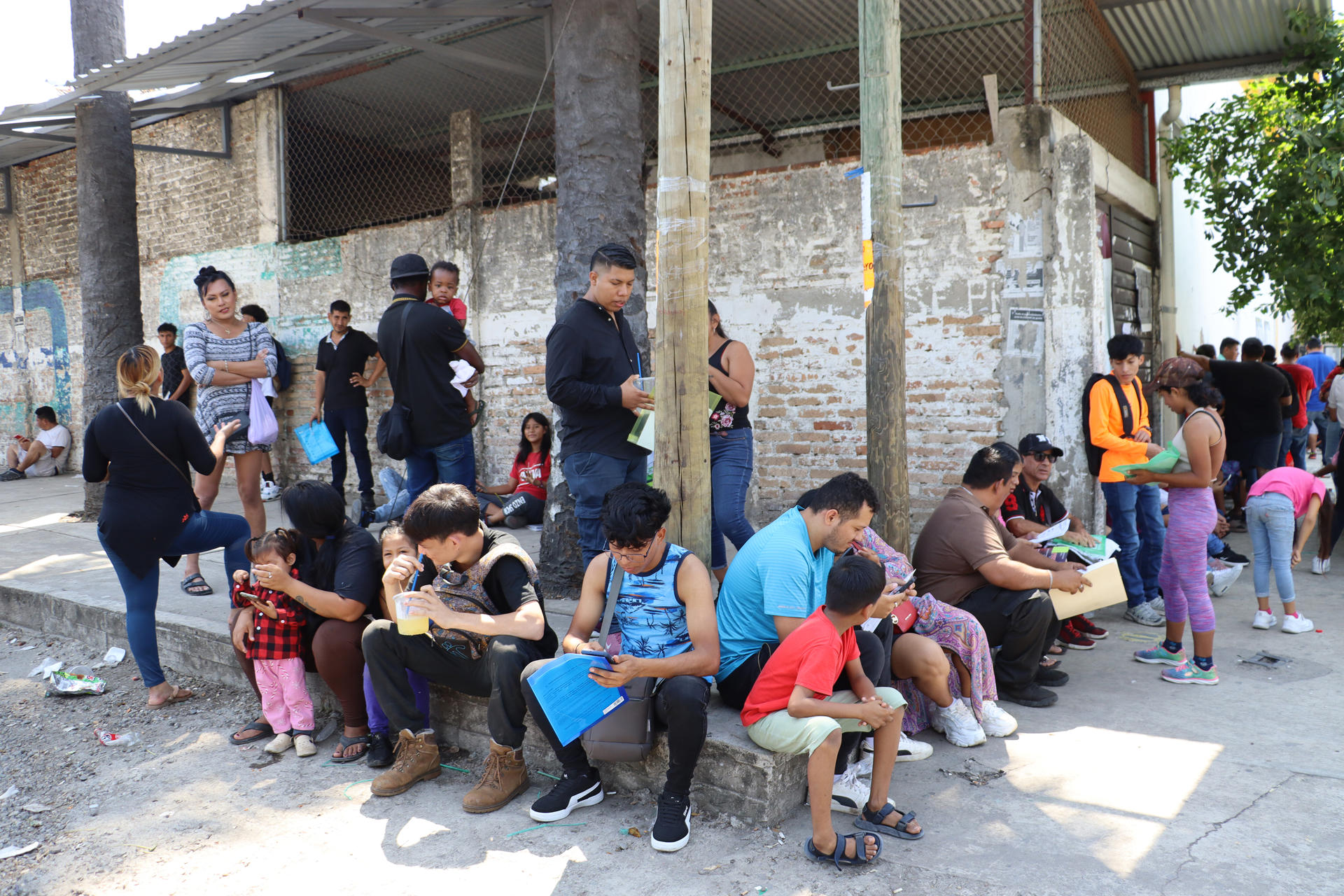 Migrantes permanecen en un albergue este viernes en Tapachula (México). EFE/Juan Manuel Blanco
