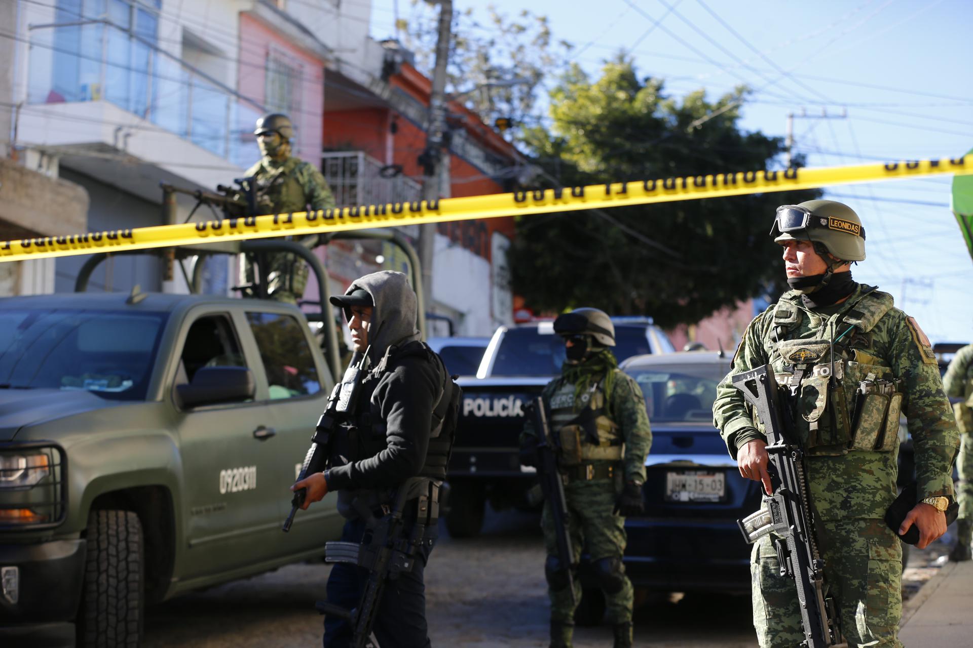 Integrantes del Ejército Mexicano, resguardan la zona donde se registró un ataque armado la madrugada de este domingo, en el municipio de Tlaquepaque, en Jalisco, (México). EFE/ Francisco Guasco
