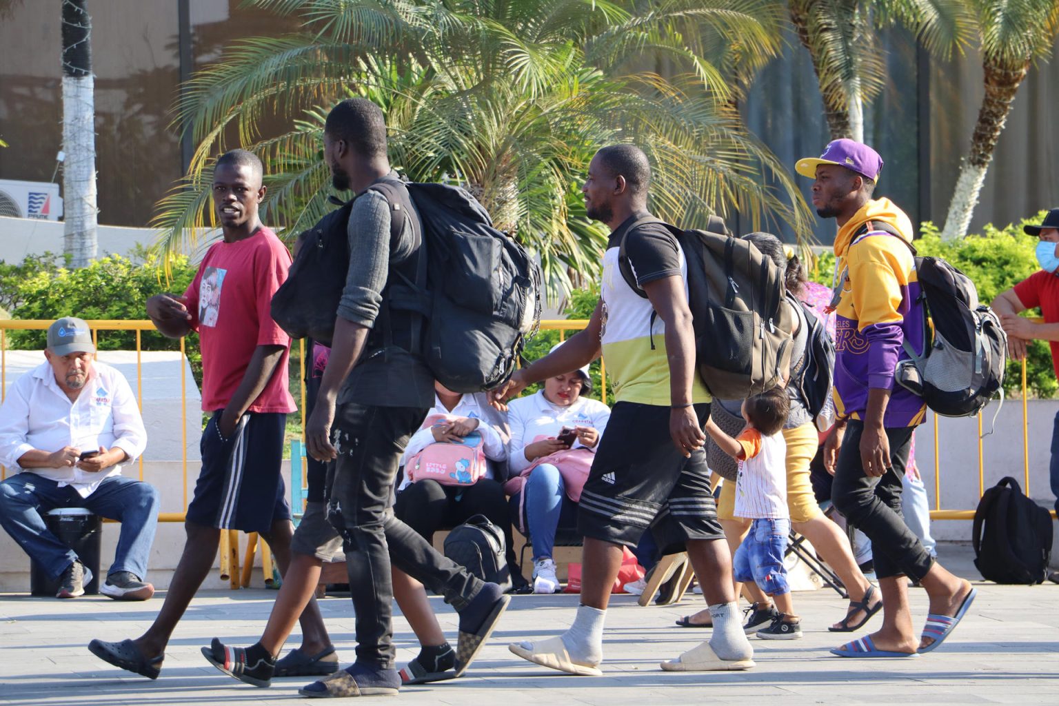 Migrantes permanecen en las principales plazas en la ciudad de Tapachula hoy, en el estado de Chiapas (México). EFE/Juan Manuel Blanco