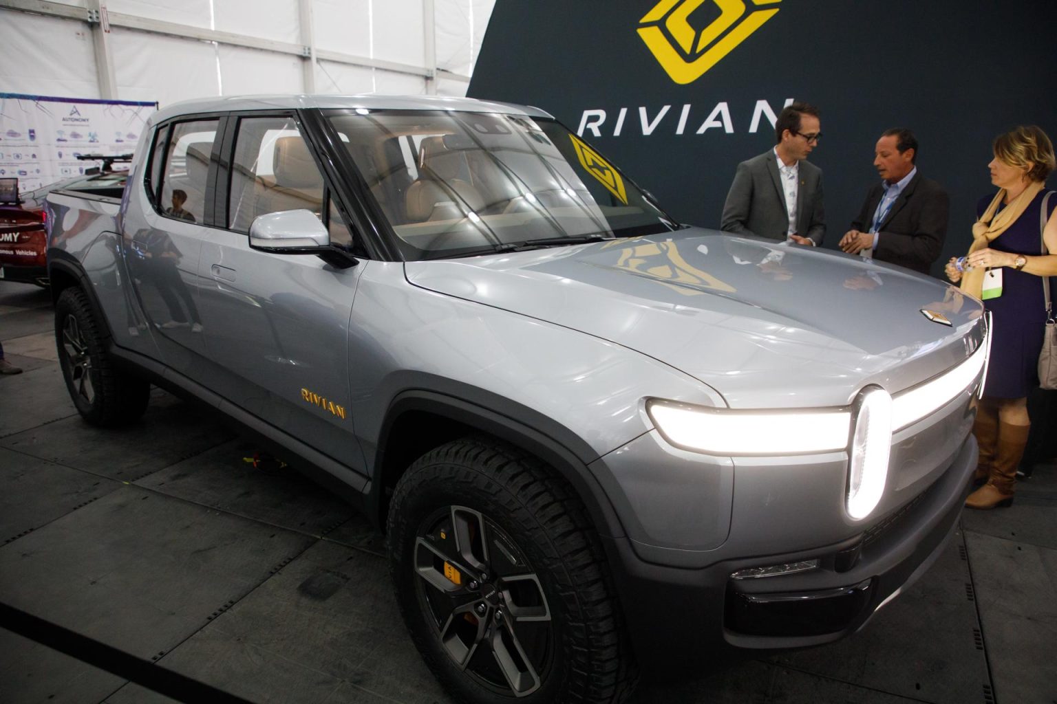 La camioneta eléctrica Rivian R1T se muestra en exhibición en el Auto Show Automobility LA en Los Ángeles, California (EE. UU.). Imagen de archivo. EFE/Eugene Garcia